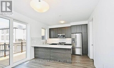 980 Logan Dr in Milton, ON - Building Photo - Building Photo