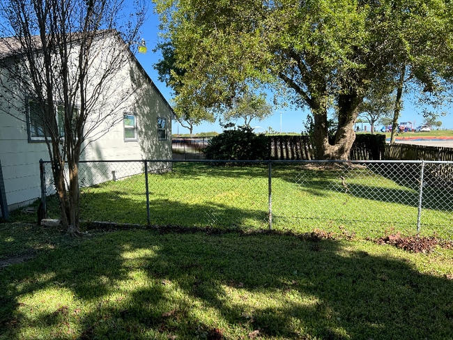 1 10th Ave N in Texas City, TX - Building Photo - Building Photo