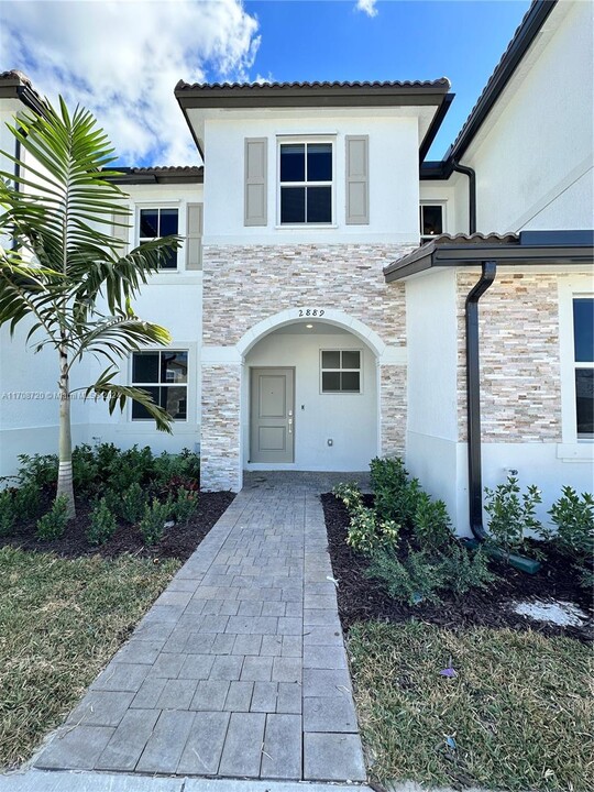 2889 25rd in Homestead, FL - Building Photo