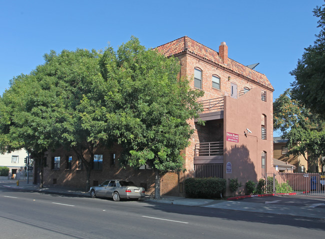 Delta Plaza Apartments in Stockton, CA - Building Photo - Building Photo