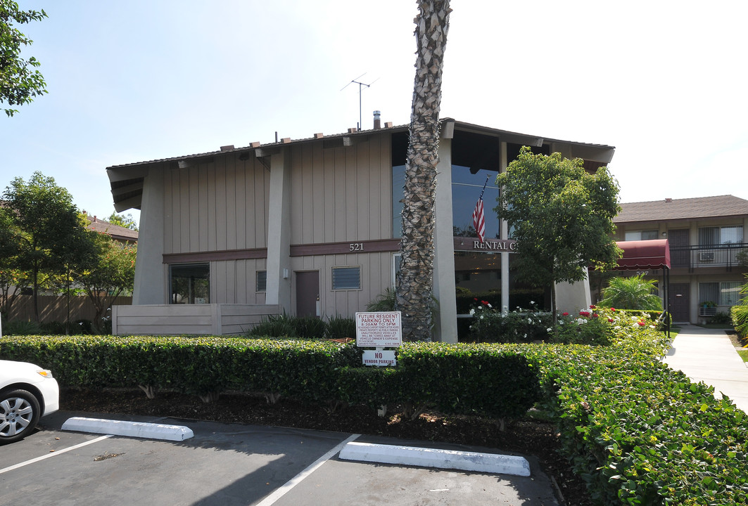 549 N Tustin Ave in Santa Ana, CA - Building Photo