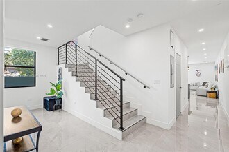 3619 SW 27th St in Miami, FL - Foto de edificio - Building Photo