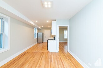 1122 W Addison St, Unit #3 in Chicago, IL - Building Photo - Building Photo
