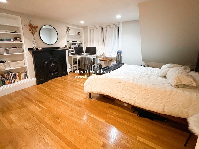37 Gray St, Unit 1 in Boston, MA - Foto de edificio - Building Photo