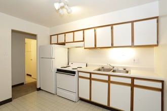 Carriage Creek Apartments in Richton Park, IL - Building Photo - Interior Photo