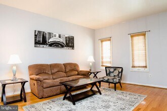 2104 South St, Unit 3 in Philadelphia, PA - Foto de edificio - Building Photo