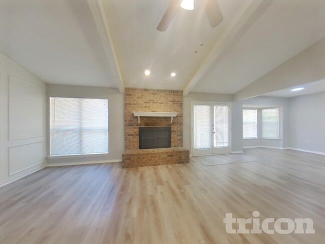 934 Robinwood Dr in Arlington, TX - Building Photo - Building Photo