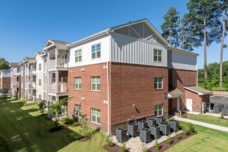2 Rivers Apartment Homes in Williamsburg, VA - Foto de edificio - Building Photo