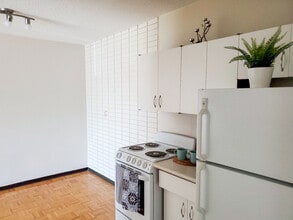 1025 Munroe Av in Winnipeg, MB - Building Photo - Building Photo
