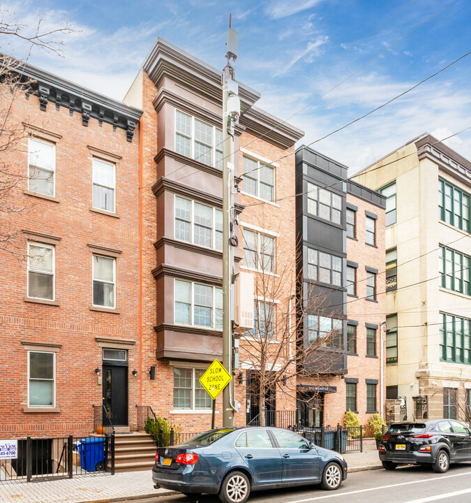 215 Monroe St in Hoboken, NJ - Foto de edificio