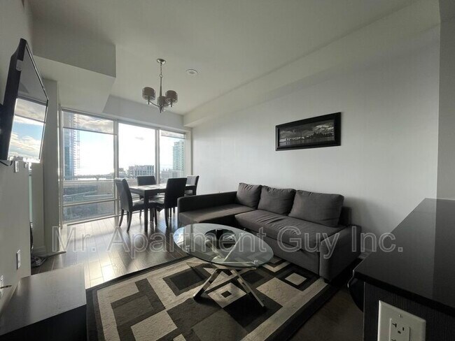 8 The Esplanade in Toronto, ON - Building Photo - Building Photo