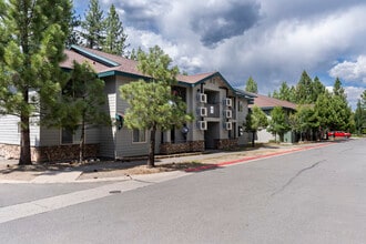 Sierra Village in Truckee, CA - Foto de edificio - Building Photo