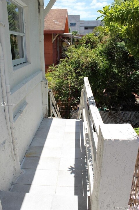 876 SW 2nd St-Unit -U in Miami, FL - Building Photo
