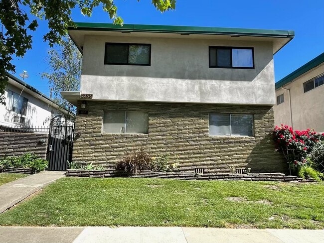 2253 2nd Ave in Sacramento, CA - Foto de edificio - Building Photo