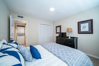 49 Lake Dr in Hendersonville, NC - Building Photo - Building Photo