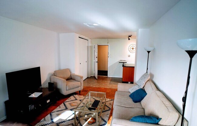 2401 H St NW, Unit 614 in Washington, DC - Building Photo - Building Photo
