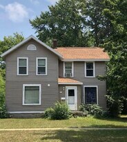 914 7th St E in Menomonie, WI - Building Photo