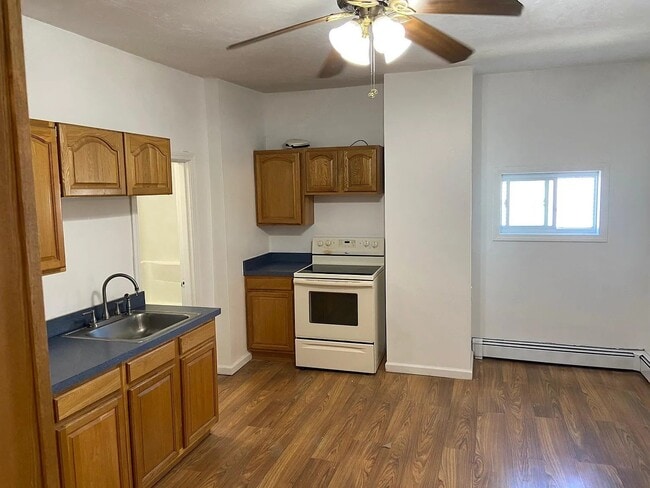 171 Center Ave, Unit Unit 1 in Middleboro, MA - Foto de edificio - Building Photo