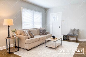 4910 Winthrop Ave in Indianapolis, IN - Foto de edificio - Building Photo