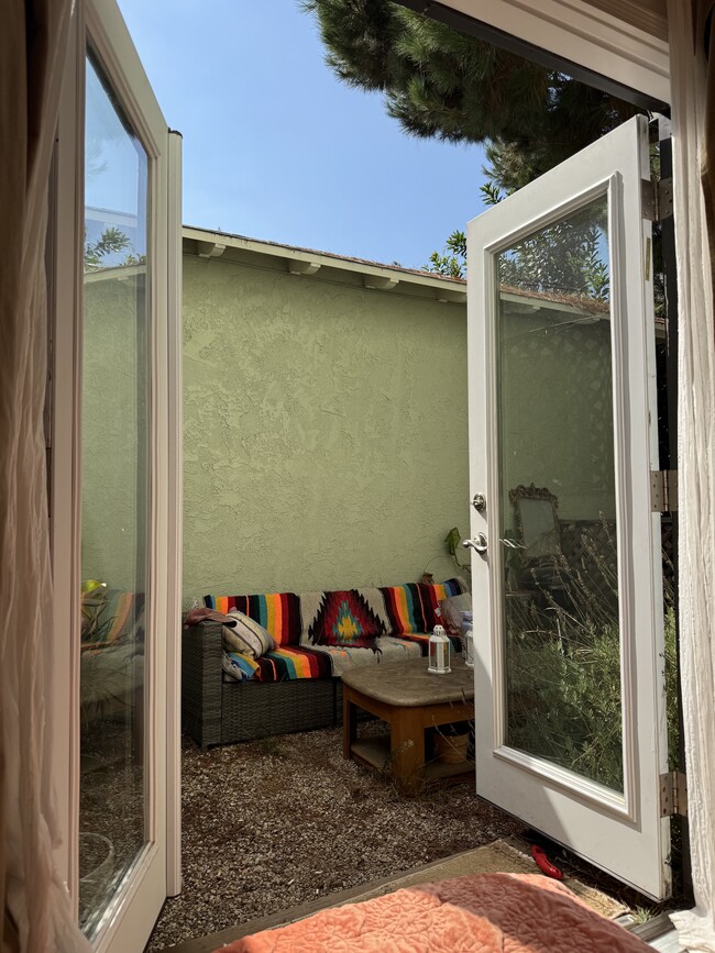 835 Pacific St, Unit Home in the courtyard in Santa Monica, CA - Building Photo - Building Photo