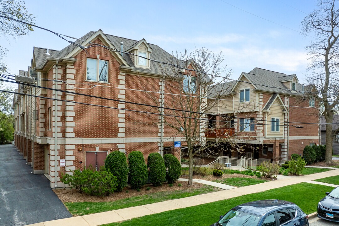 Forest Creek Townhomes in Brookfield, IL - Building Photo