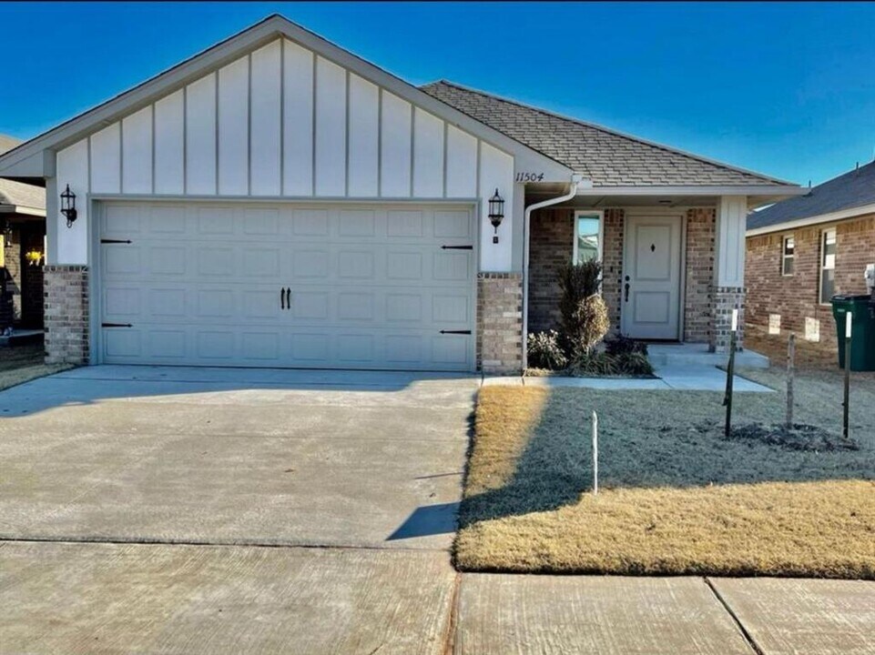 11504 SW 8th Cir in Yukon, OK - Building Photo