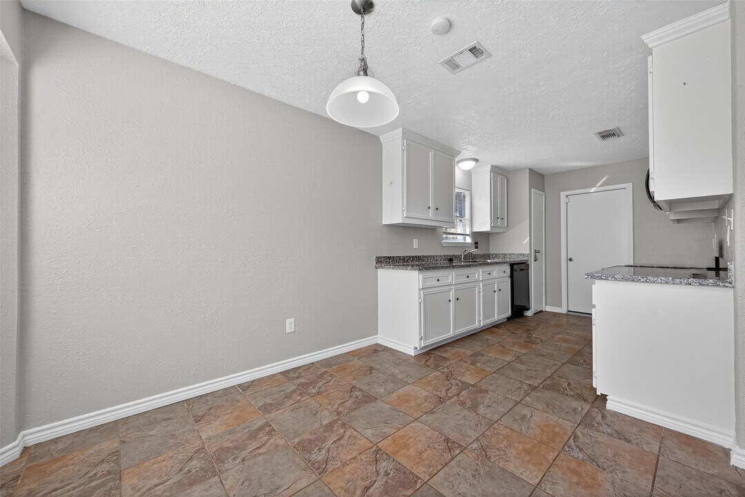 5834 Fallengate Dr in Spring, TX - Building Photo