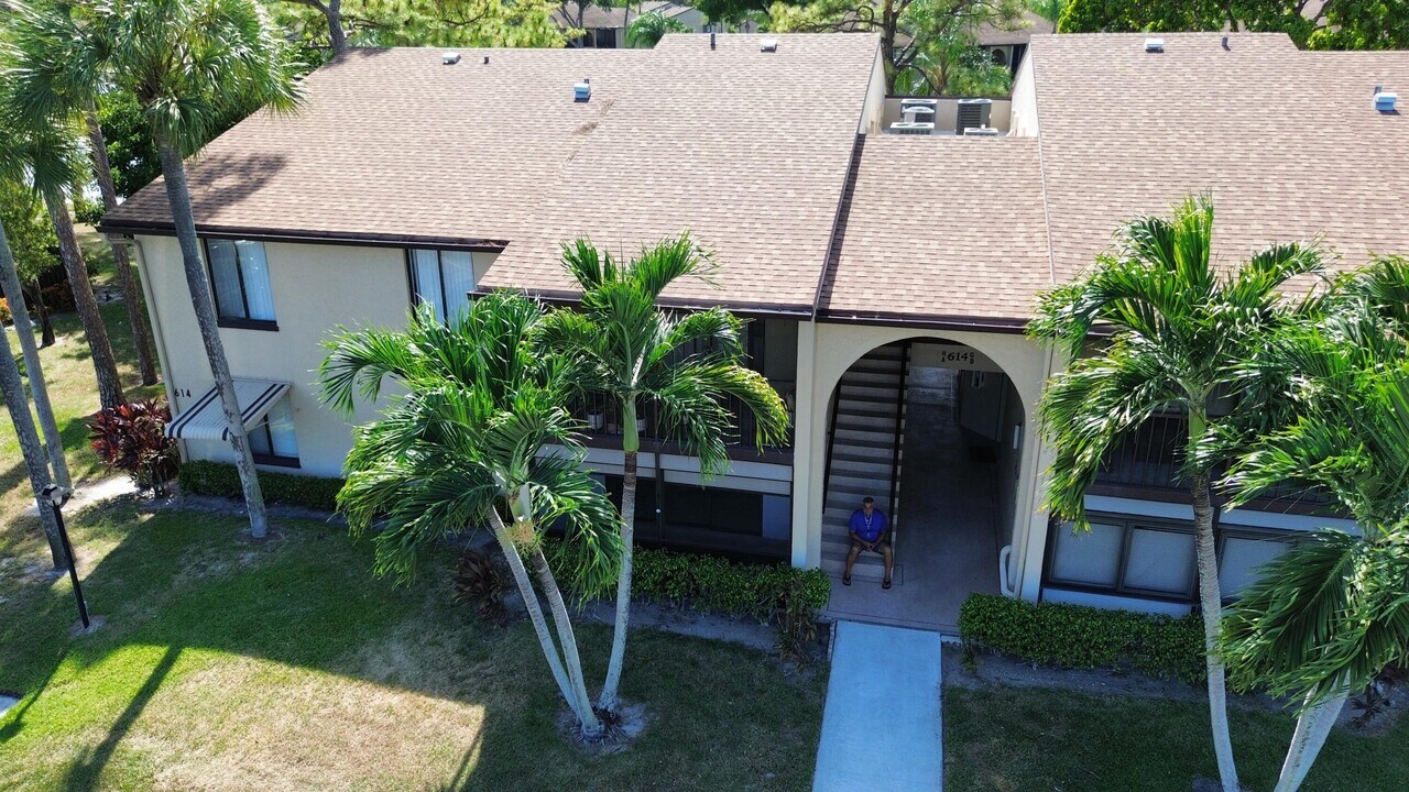 614 Sea Pine Way in Greenacres, FL - Building Photo