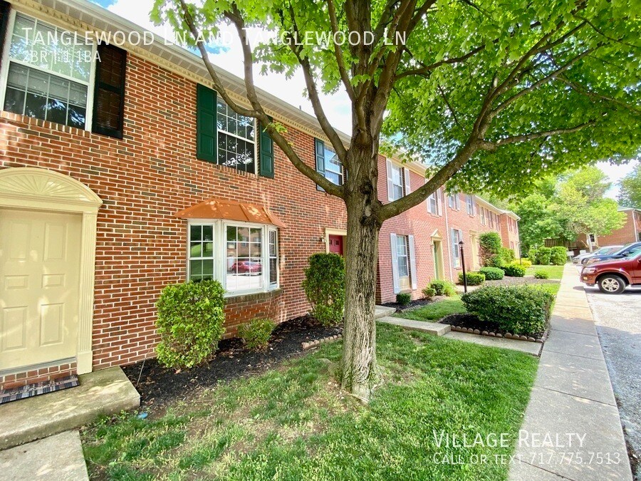 442 Tanglewood Ln in Dallastown, PA - Building Photo