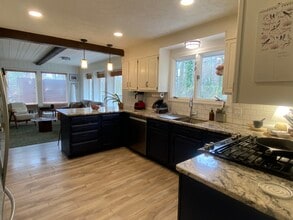 711 Oak Terrace Ln in Hendersonville, NC - Foto de edificio - Building Photo