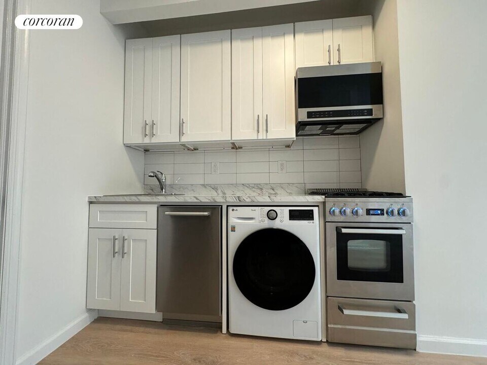 1586 1st Ave in New York, NY - Building Photo