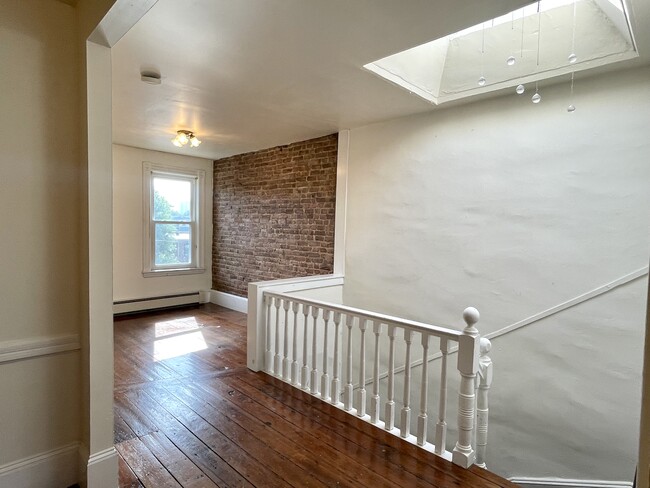 12 Mead St, Unit 3A in Boston, MA - Foto de edificio - Building Photo