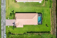 18006 Sandtrap Dr in Naples, FL - Foto de edificio - Building Photo