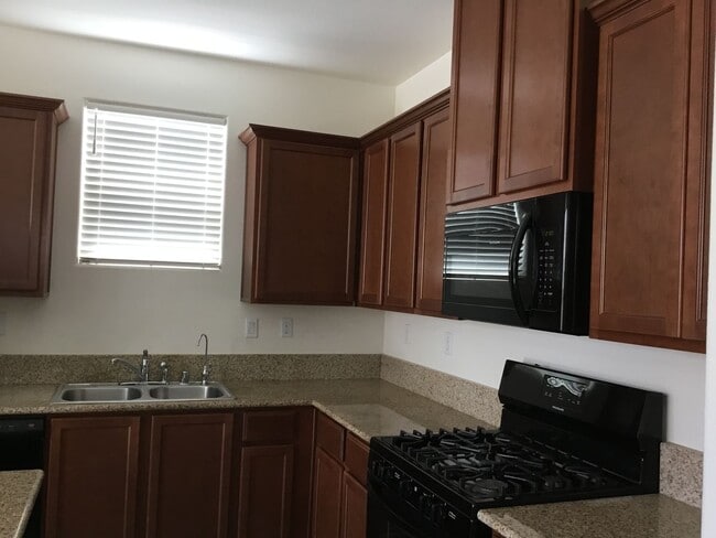 115 Peerless St in Madera, CA - Building Photo - Building Photo