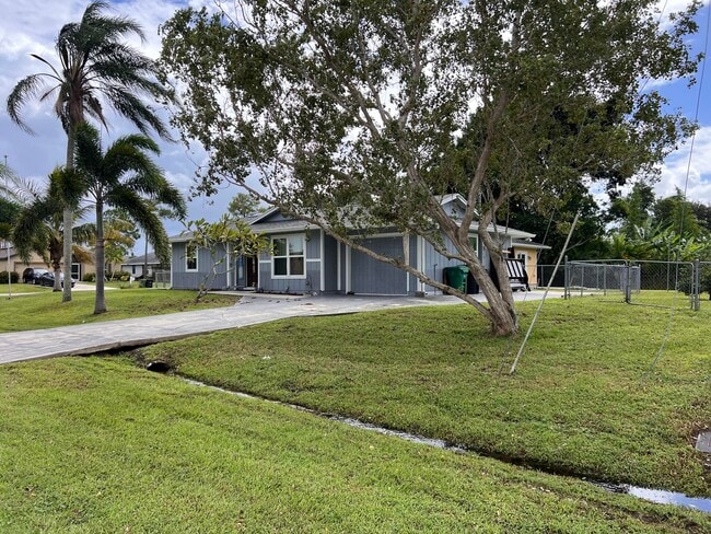 266 SW De Gouvea Terrace in Port St. Lucie, FL - Building Photo - Building Photo