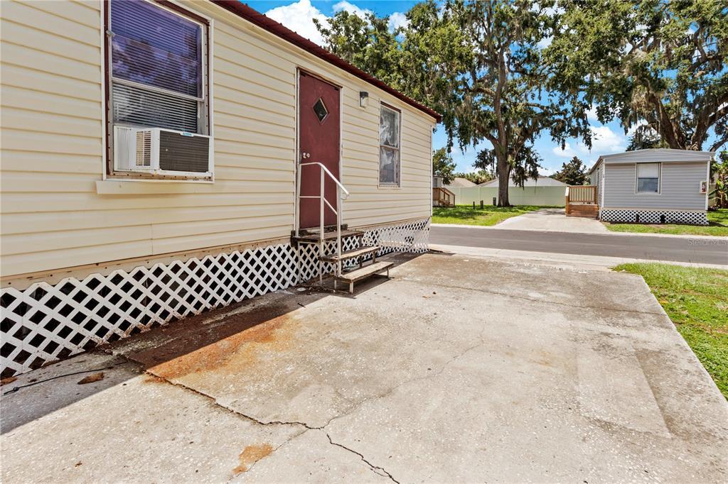 1221 N Valrico Rd in Valrico, FL - Building Photo