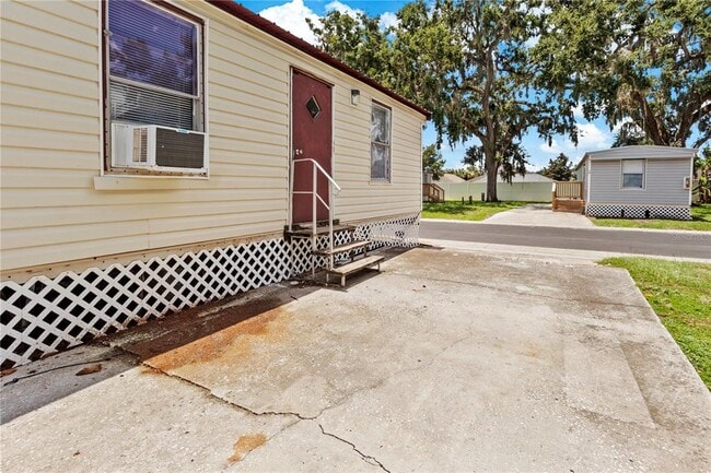 property at 1221 N Valrico Rd