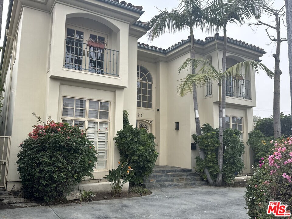 321 S Palm Dr in Beverly Hills, CA - Building Photo