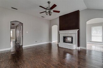 1001 Benjamin Dr in Burleson, TX - Foto de edificio - Building Photo