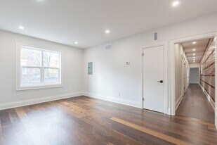 820 St Clair Ave W in Toronto, ON - Building Photo