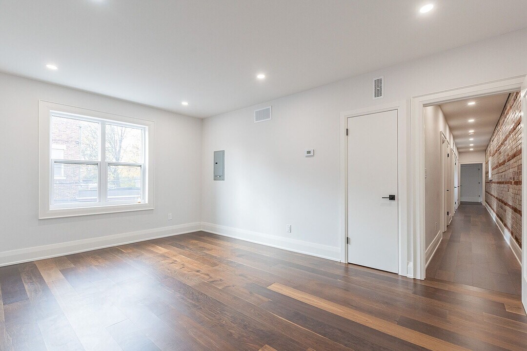 820 St Clair Ave W in Toronto, ON - Building Photo