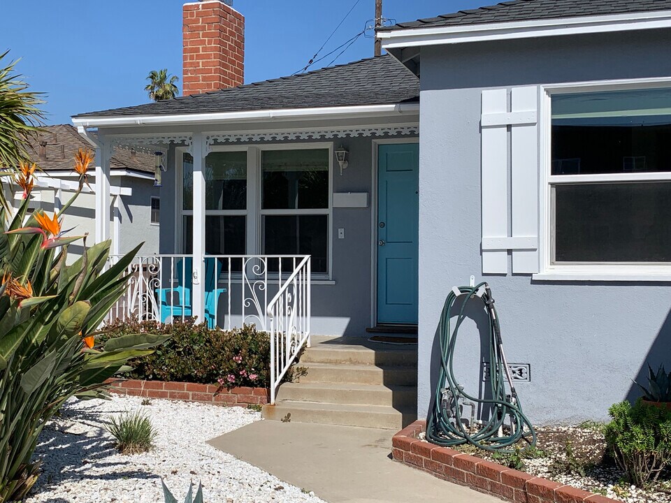 1607 18th St, Unit 2030 in Manhattan Beach, CA - Building Photo