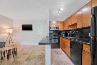 1777 Venice Ln in North Miami, FL - Foto de edificio - Building Photo