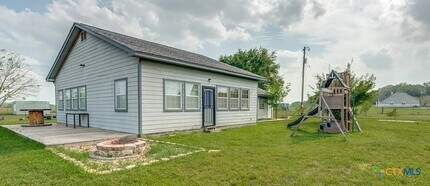 256 Co Rd 481 in Gonzales, TX - Building Photo - Building Photo