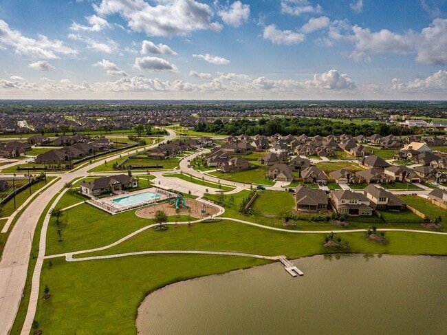 5018 Victory Shores Ln in Rosharon, TX - Foto de edificio - Building Photo