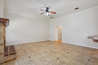 302 April Ln in Hewitt, TX - Building Photo - Building Photo