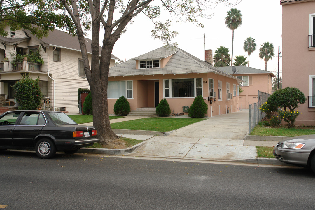 208 E Maple St in Glendale, CA - Building Photo