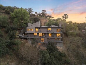 3250 Coldwater Canyon Ave in Los Angeles, CA - Building Photo - Building Photo