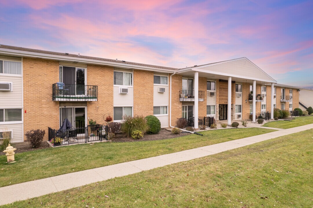 9209 Potter Rd in Des Plaines, IL - Foto de edificio
