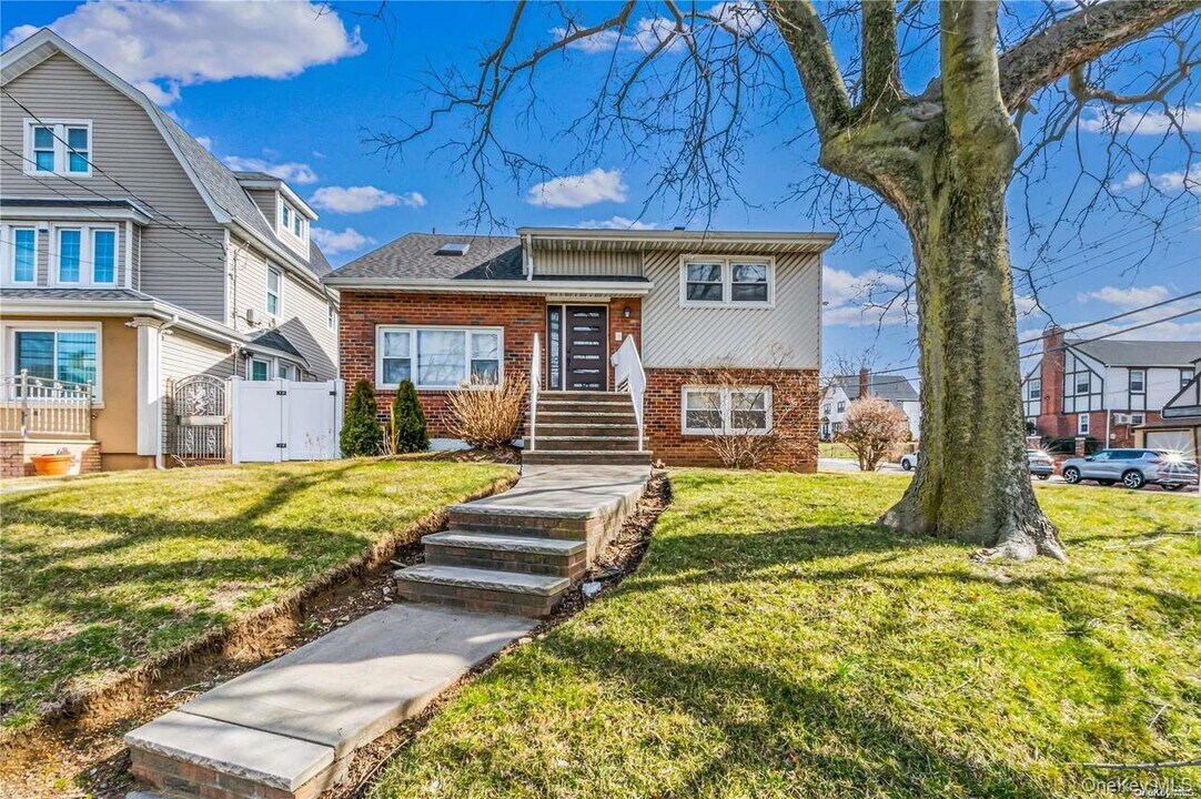 103-17 Farmers Blvd in Queens, NY - Building Photo